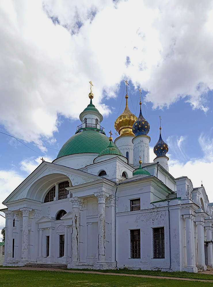 Храм Святого Иакова Ростовского и собор Зачатия Святой Анны находятся в одном здании, но в них отдельные входы