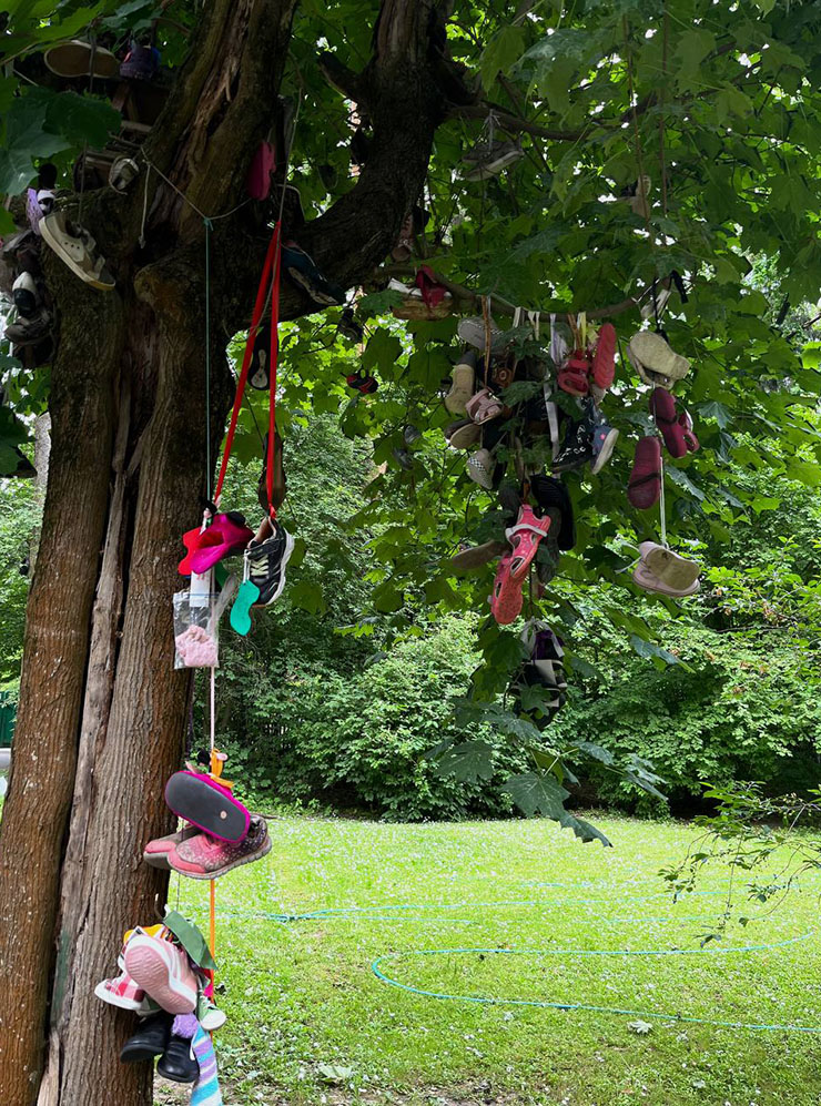 Чудо-дерево во дворе дачи Чуковского. Для меня детская обувь на дереве выглядит забавно. А моя подруга, наоборот, почувствовала себя в фильме ужасов