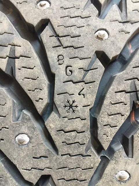 Индикаторы износа шины — цифры или символы, прорезанные в протекторе на разную глубину