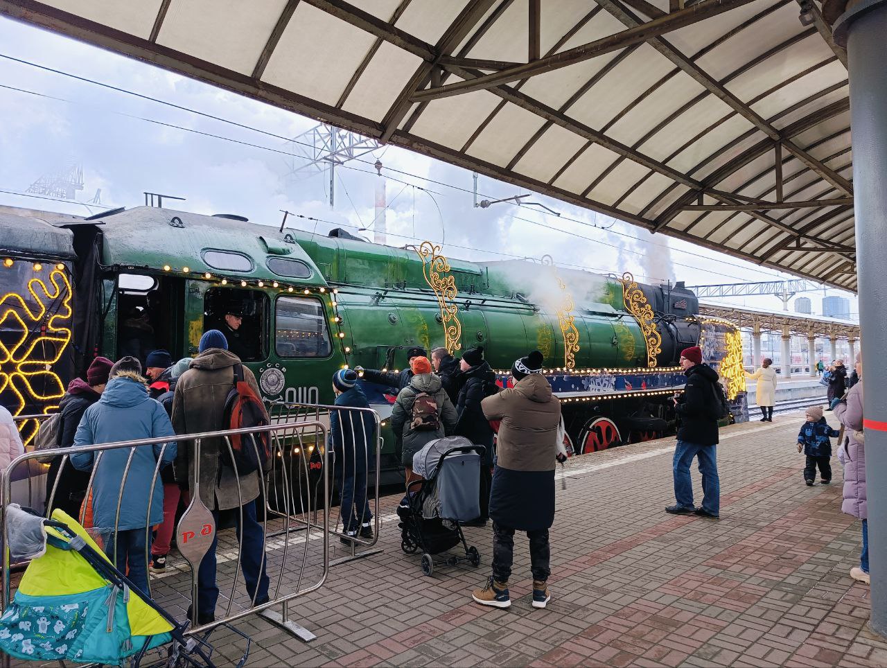 Можно было попасть внутрь кабины машиниста, но тоже пришлось бы стоять в длинной очереди