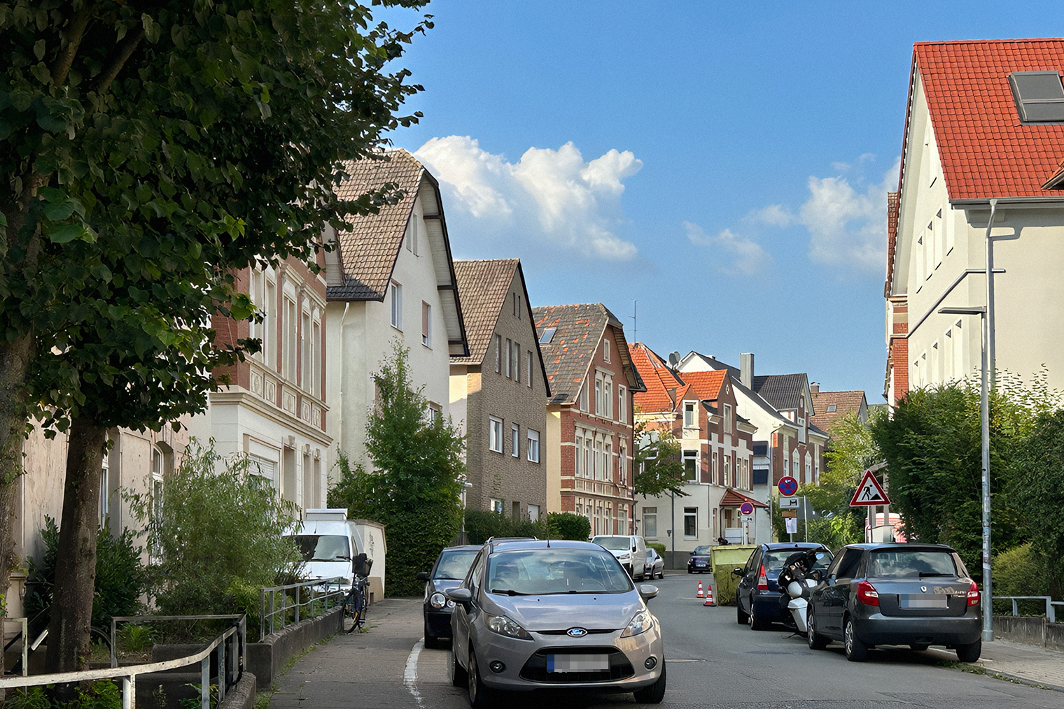 Я живу в доме 1960-х годов в центральной части Билефельда — это средний по величине город в федеральной земле Северный Рейн — Вестфалия. Я снимаю квартиру на третьем этаже, вид у меня на детский сад. Забавно, что в России я тоже жила на третьем этаже и с таким же видом. В общем, чувствую себя как дома и слушаю каждый день детский смех
