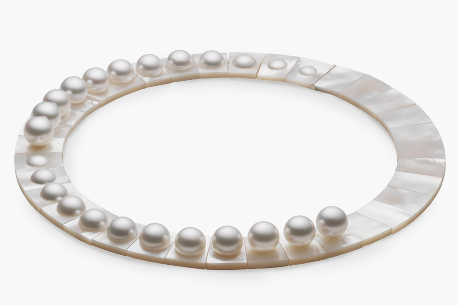 Nacre Necklace — работа Мелани Георгакопулос, одной из участниц выставки PEARL. То ли ожерелье, то ли миниатюрная скульптура. Жемчужины постепенно погружаются в перламутровое основание, как в воду. Источник: attagallery.com