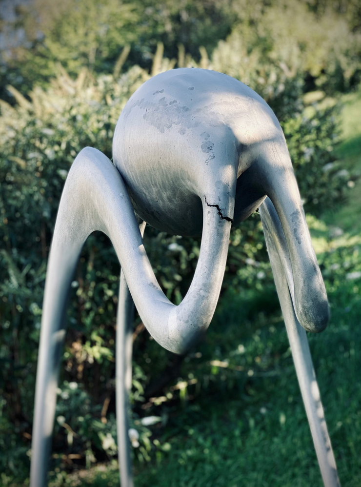 Даже необычная скульптура впишется в дизайн минималистичного сада. Фотография: Arno Senoner / Unsplash