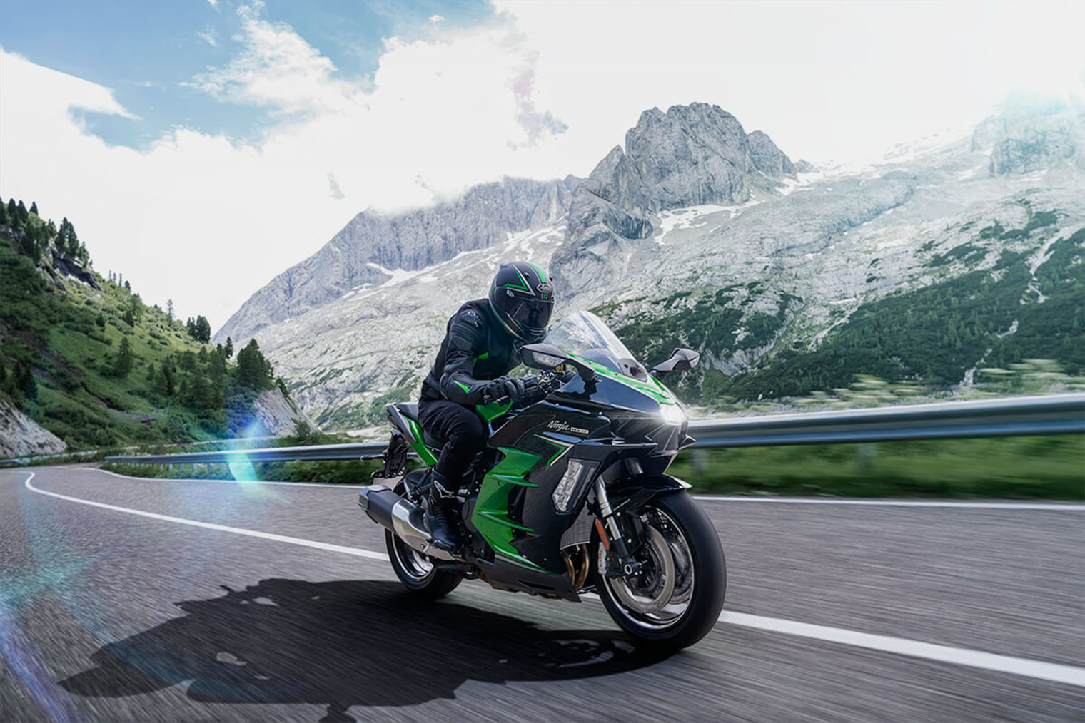 Kawasaki H2 SX SE — один из самых мощный и быстрых спортивно-туристических мотоциклов. Фотография: Kawasaki Motors Corp
