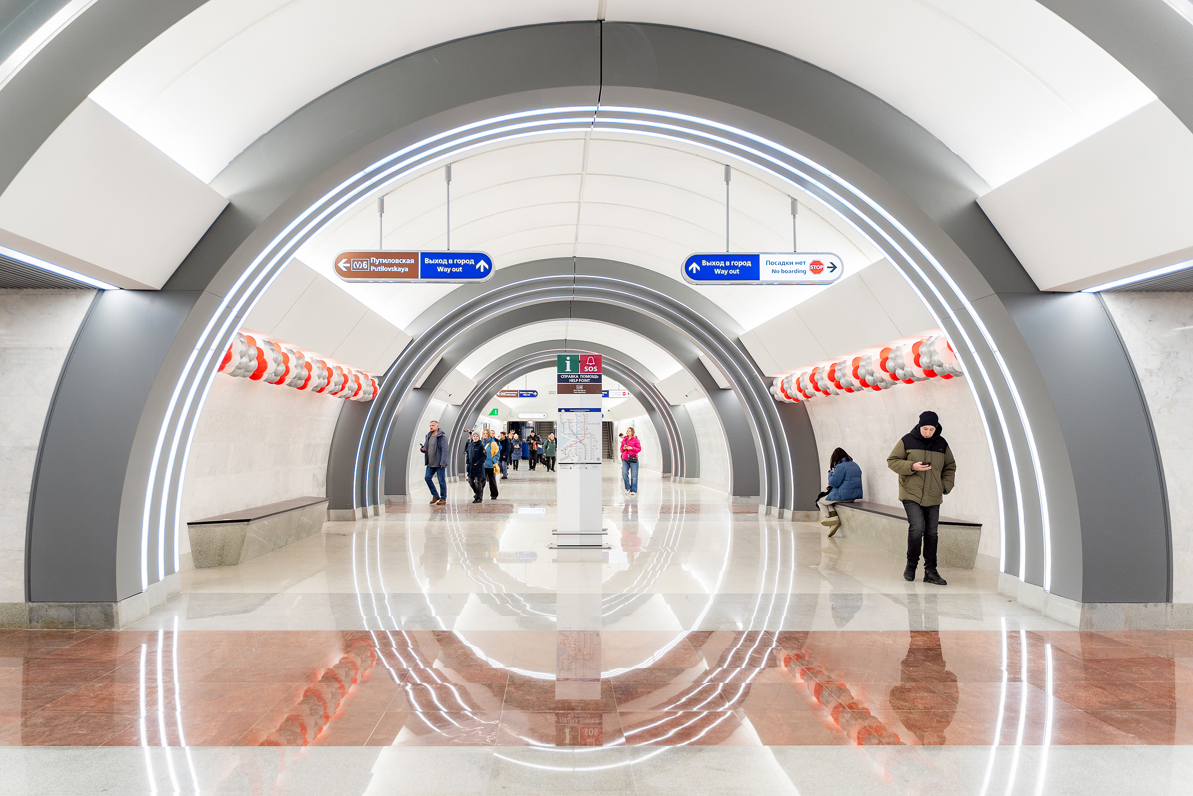 В интерьере станции — светлый гранит с терракотовыми вставками на полу
