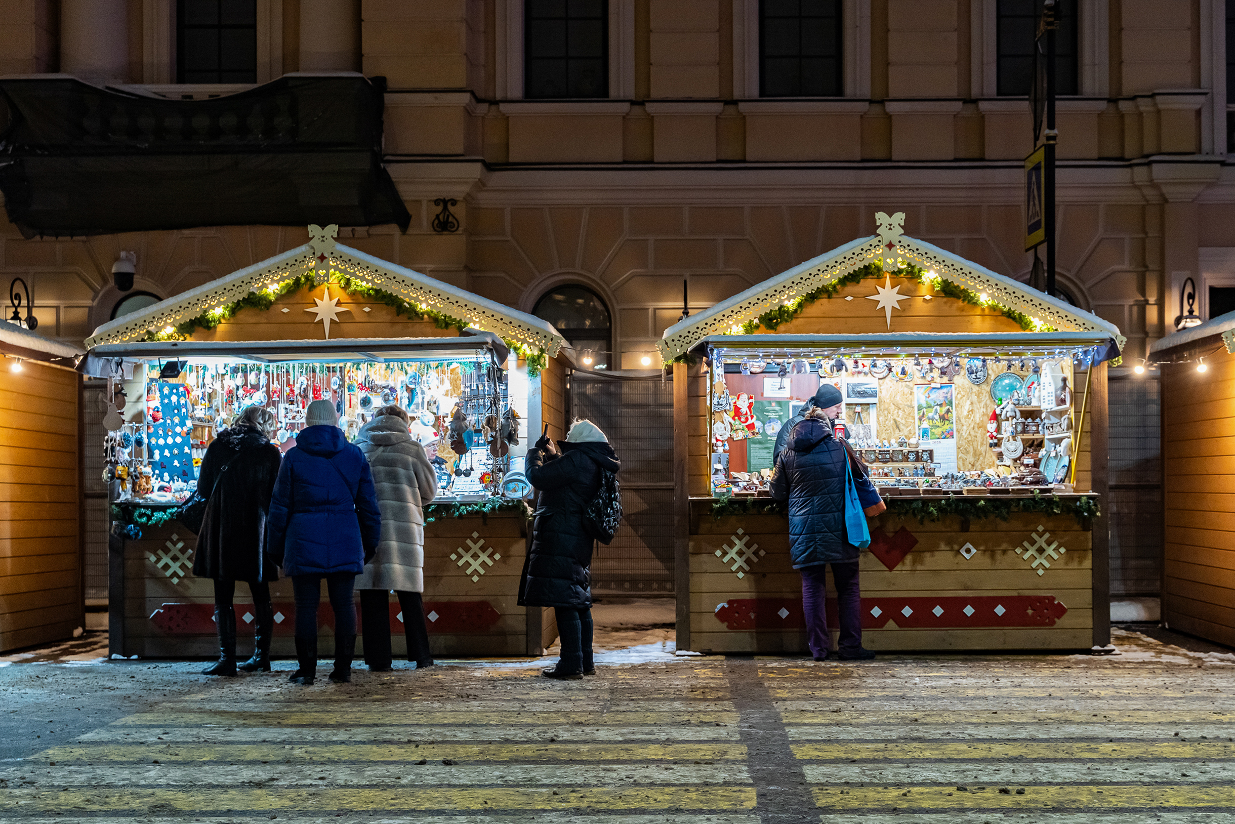 Для гостей на ярмарке работают несколько лавок с украшениями и едой