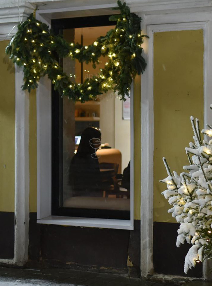 Зимой фасад украшают венками, а гирлянду с фонариками не снимают круглый год. Это создает праздничное настроение. Источник: соцсети «Вера Федоровна»