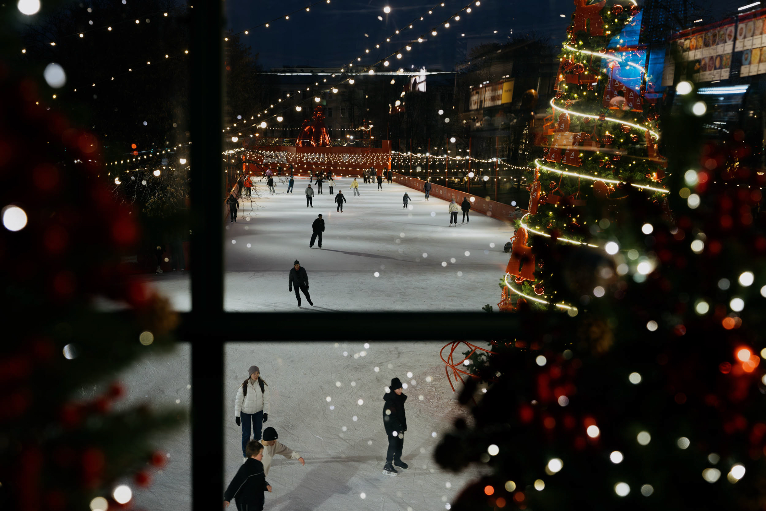 На втором этаже работают несколько корнеров с едой: здесь подают блюда русской кухни, например пельмени, вареники, блинчики, калачи, а также пасту, пиццу, бургеры и горячие напитки. У панорамных окон стоят диванчики — можно взять кофе, сесть и наслаждаться видом на каток и елку