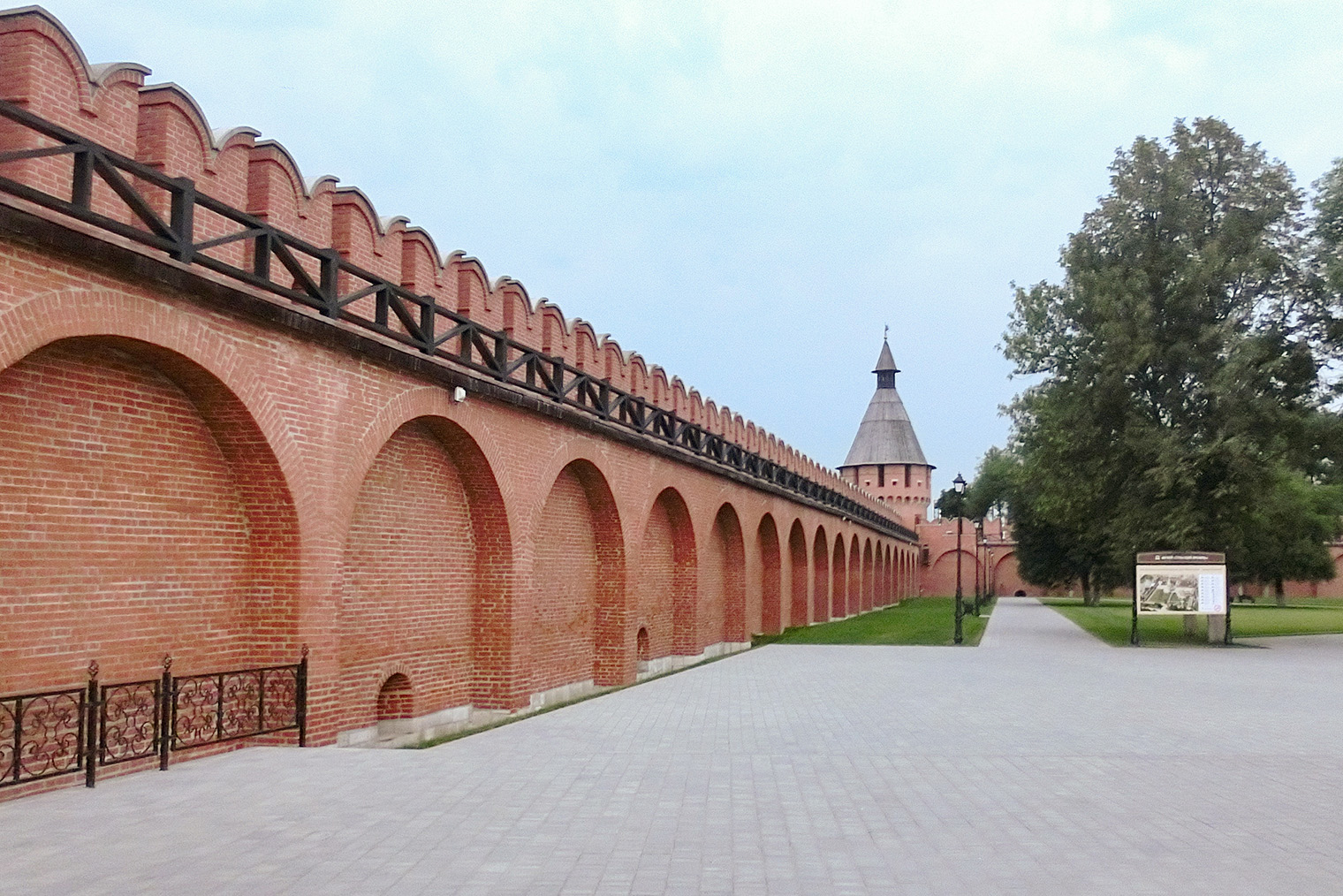 Стены и башни тульского кремля с «ласточкиными хвостами» — как в Москве