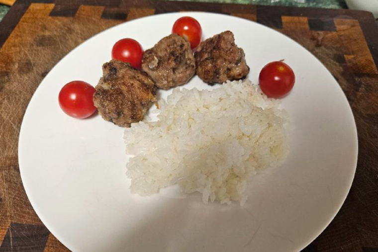 На ужин — котлеты с рисом и помидорки
