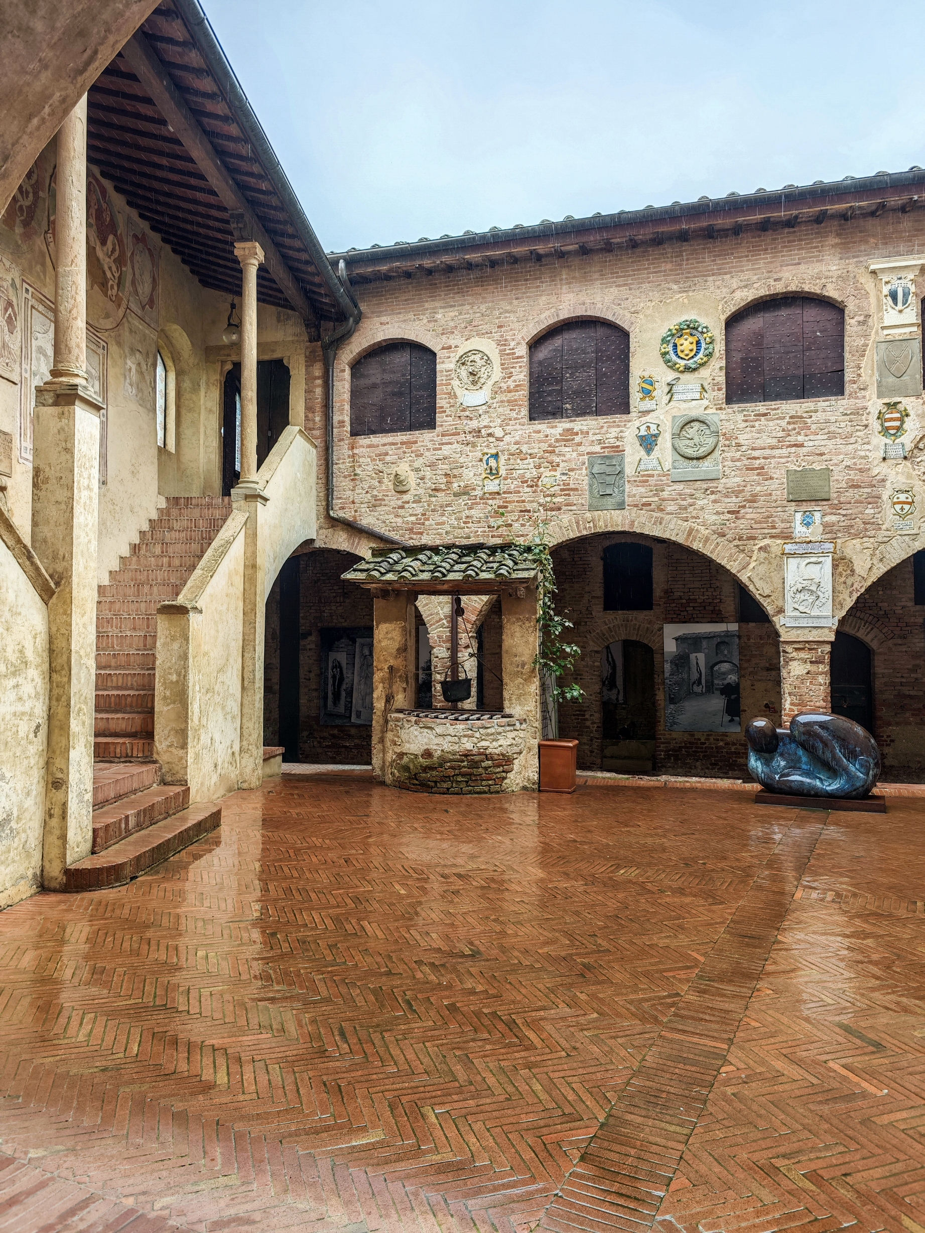 Внутренний дворик музея Palazzo Pretorio с лестницами и колодцем