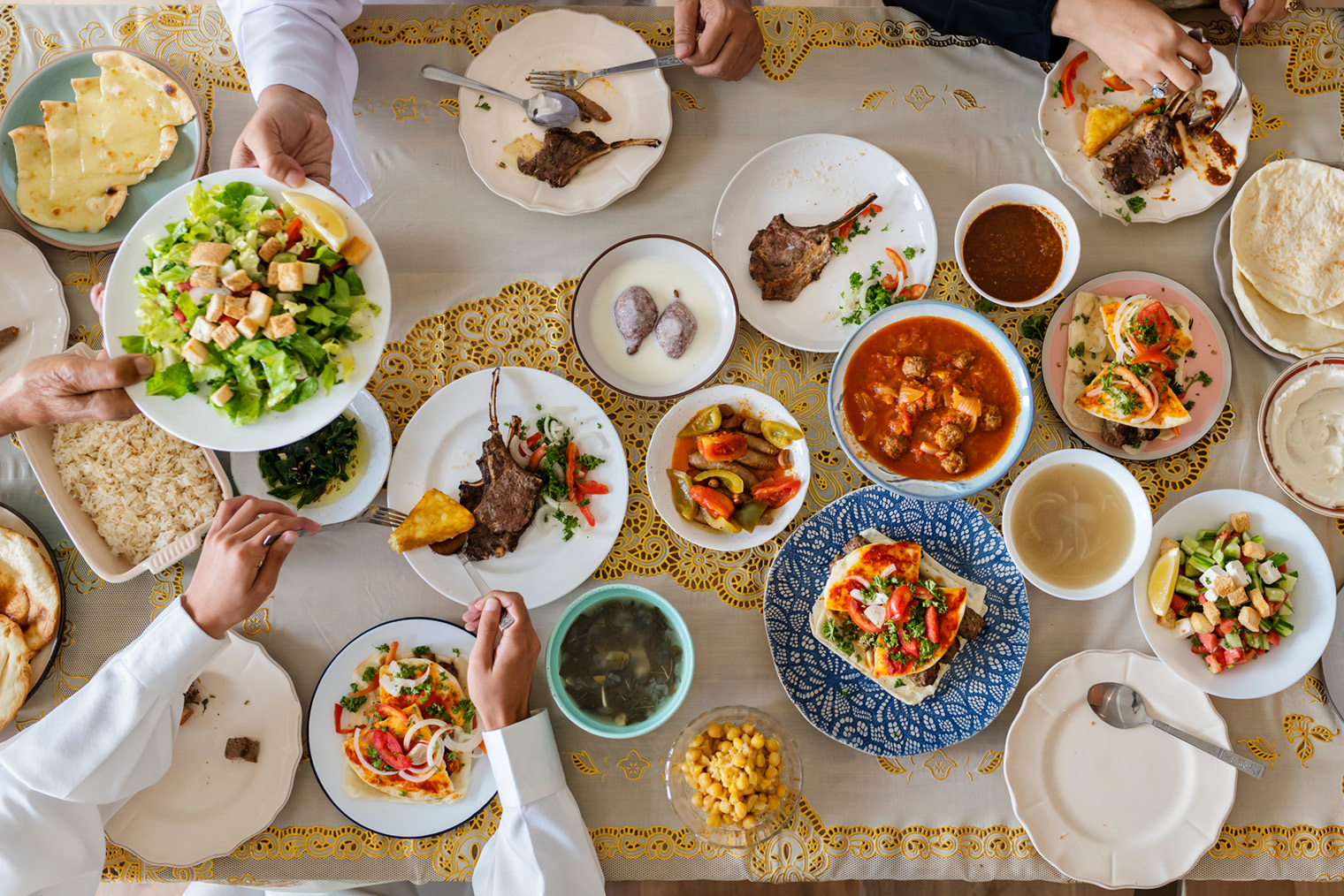 А так сервируют стол для аята. Фотография: Rawpixel.com / Shutterstock / FOTODOM