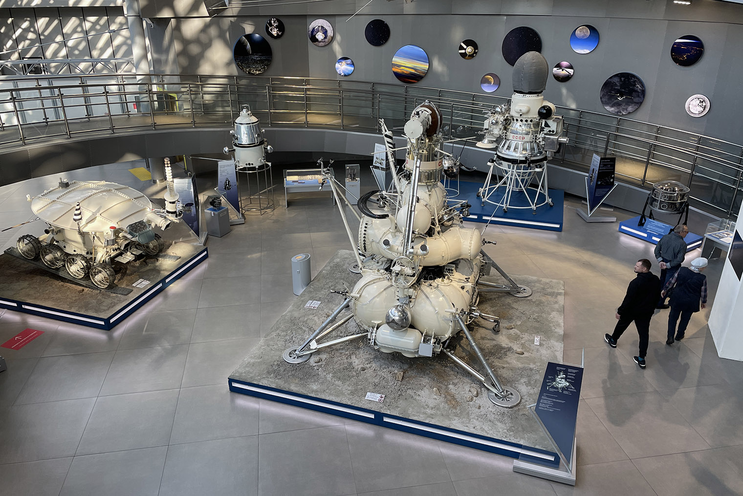 Кроме летательных аппаратов в Музее истории космонавтики представлены скафандры и еда космонавтов
