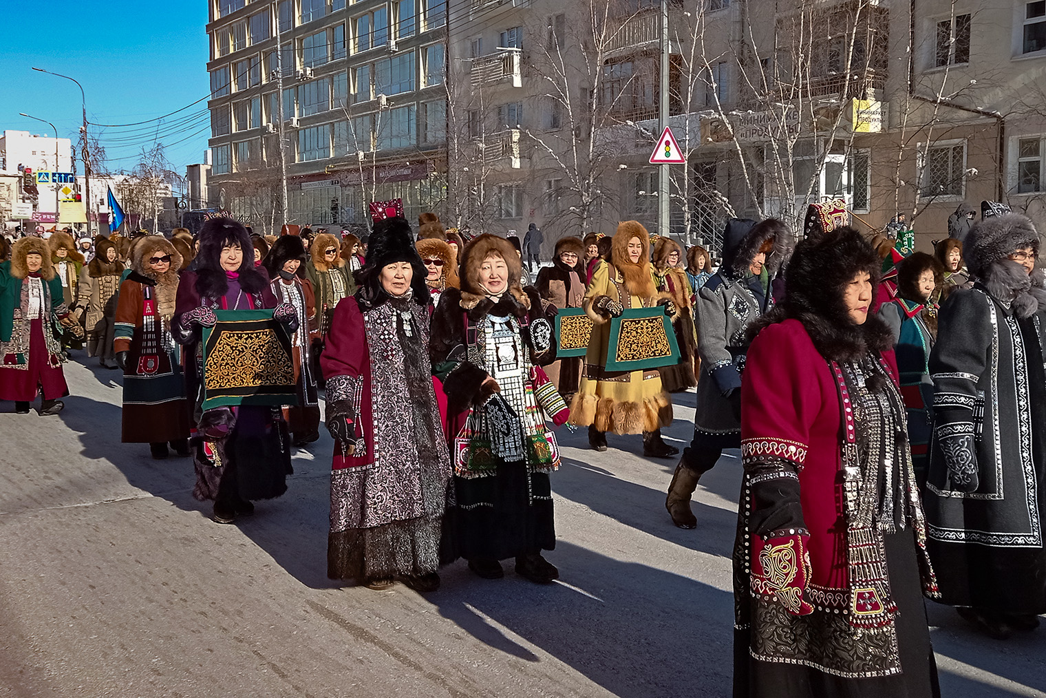 Шествие в честь Дня народного мастера проходит от Дома дружбы народов до площади Орджоникидзе и заканчивается массовым осуохаем