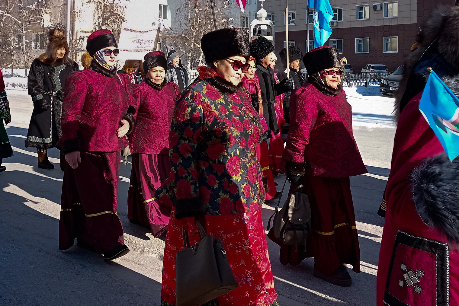 Шествие в честь Дня народного мастера проходит от Дома дружбы народов до площади Орджоникидзе и заканчивается массовым осуохаем