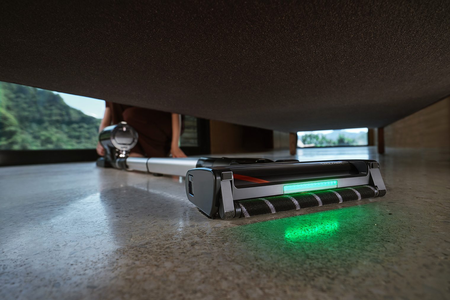 Пылесос справляется и с уборкой под мебелью