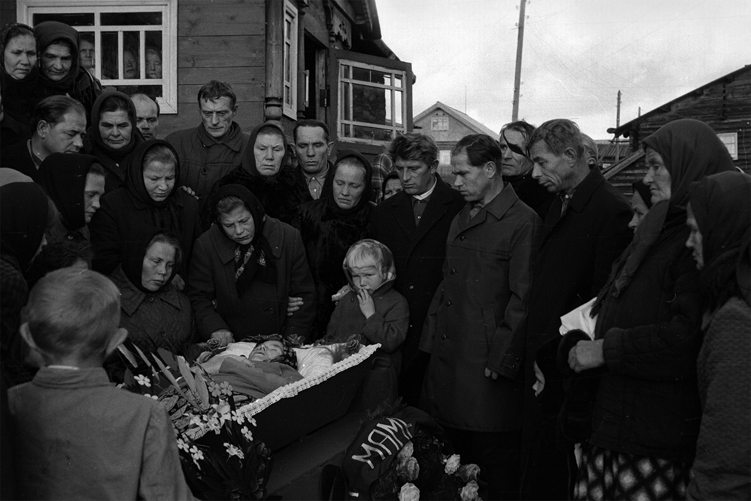 Похороны становятся событием для всех жителей. Село Вожгора, Архангельская область, 1971 год. © Фотоархив Ю. А. Галева. АНО «Пропповский Центр: гуманитарные исследования в области традиционной культуры», Санкт-Петербург