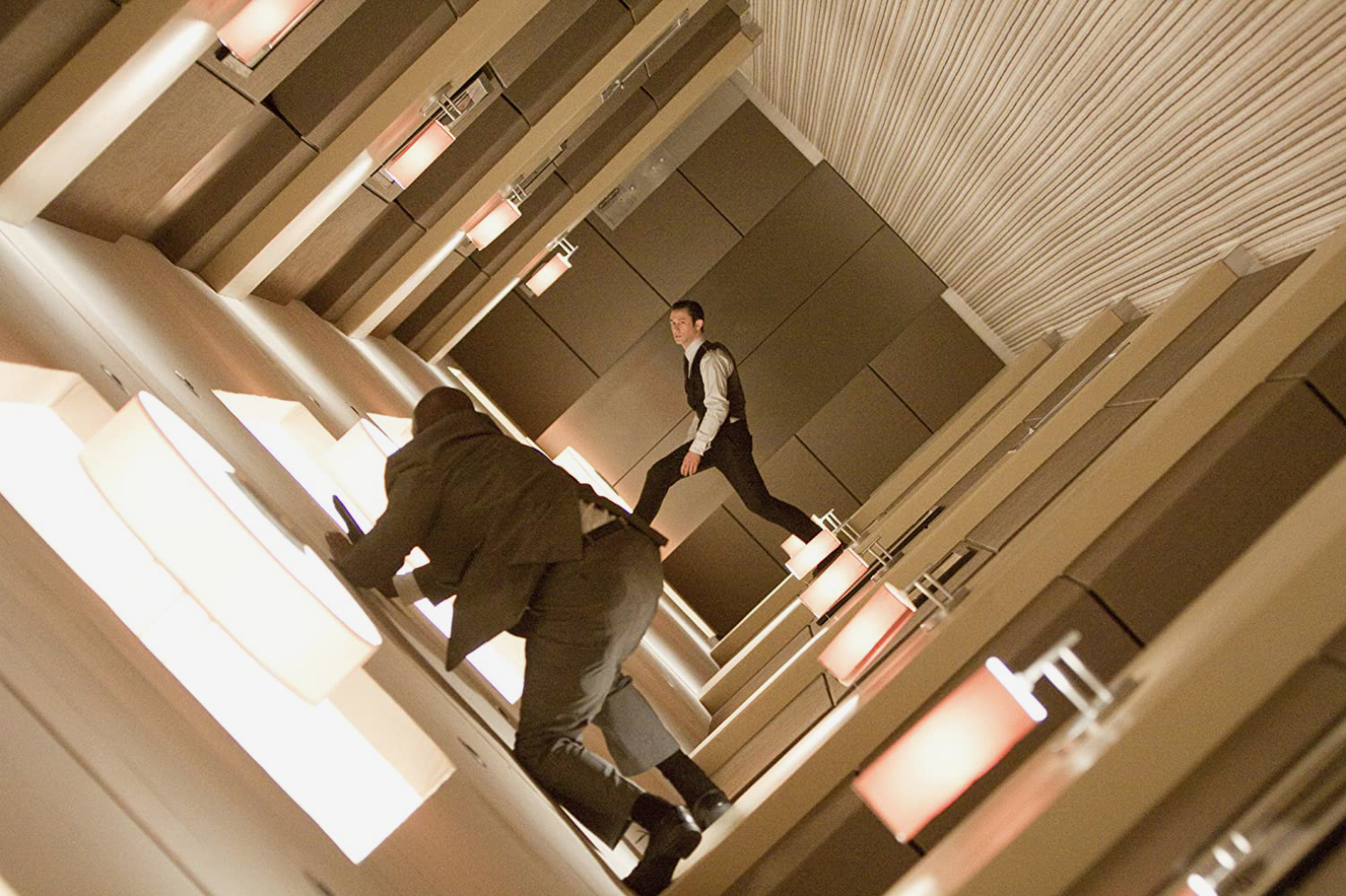 «Начало» удивляет изобретательными экшен-сценами. В одной, например, герои сражаются в крутящемся коридоре. Источник: Warner Bros.