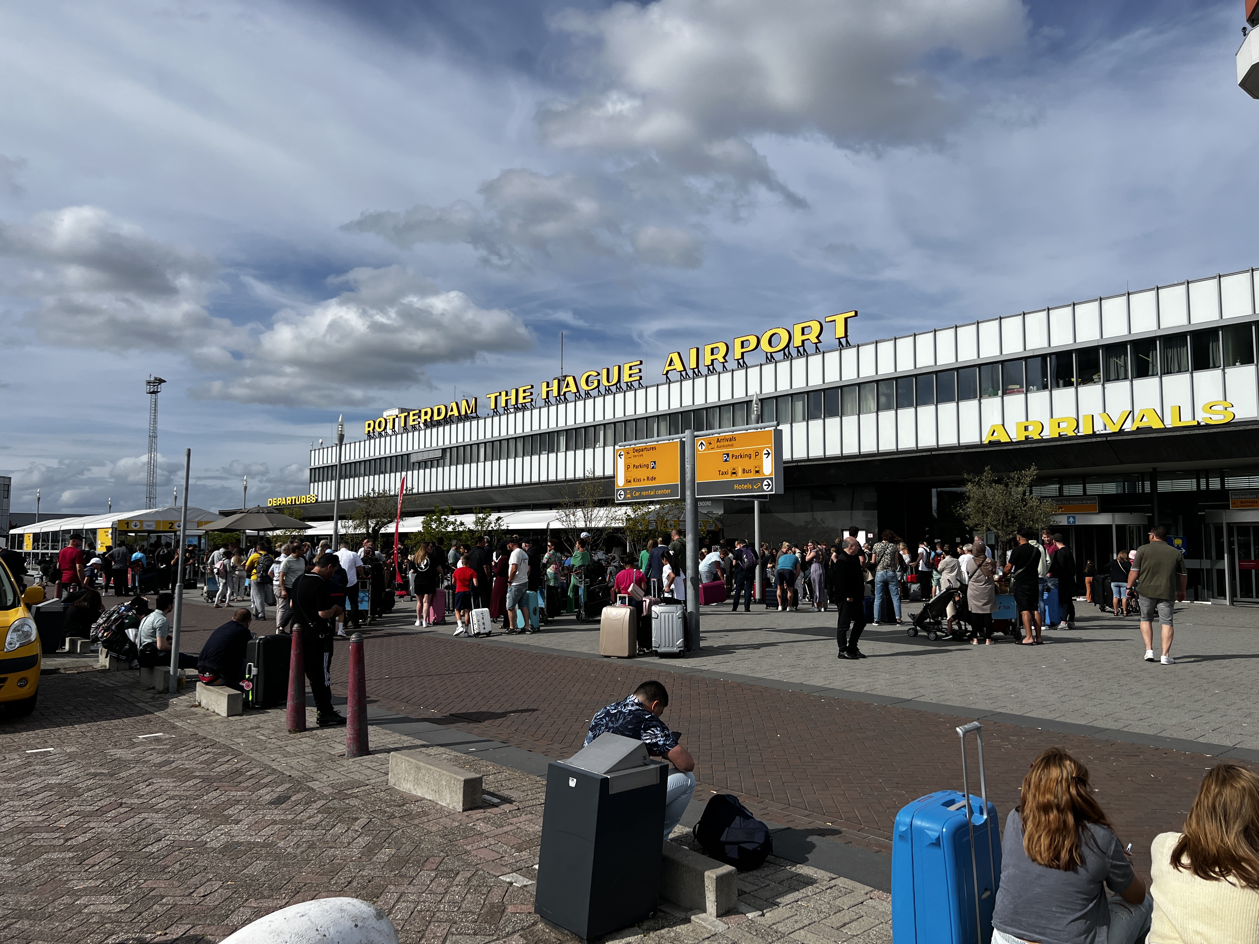 Аэропорт Роттердама с очередями