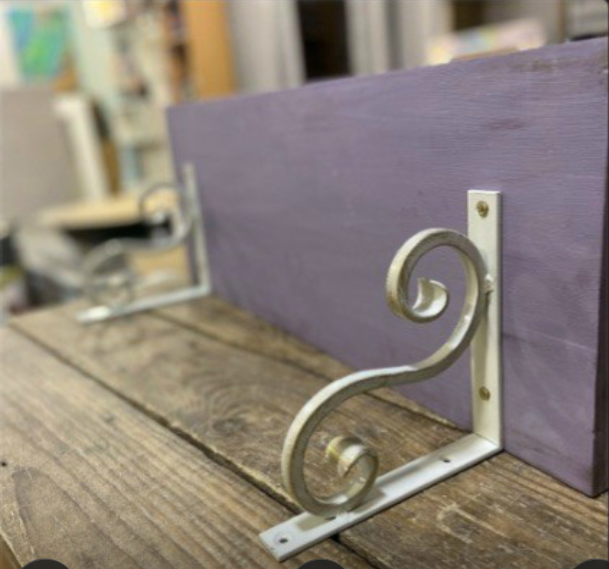 Лавандовая полка с кронштейном крупным планом, виден узел крепления металла и дерева