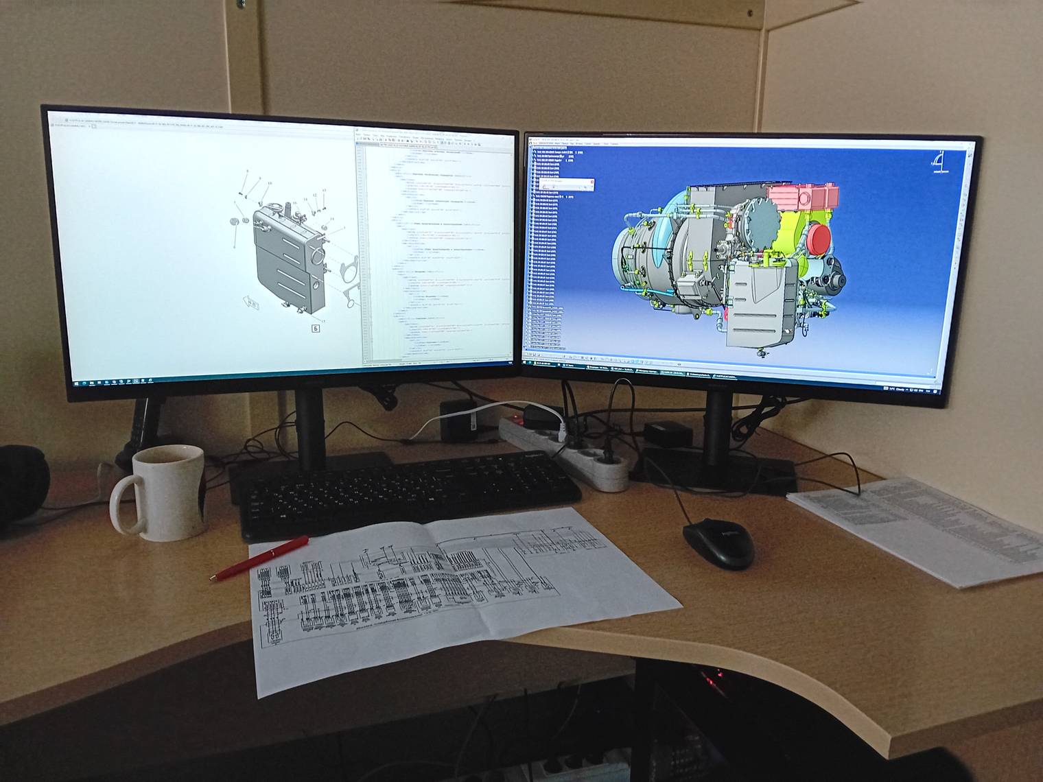 Рабочее место: два больших монитора для проектирования пассажирских  самолетов