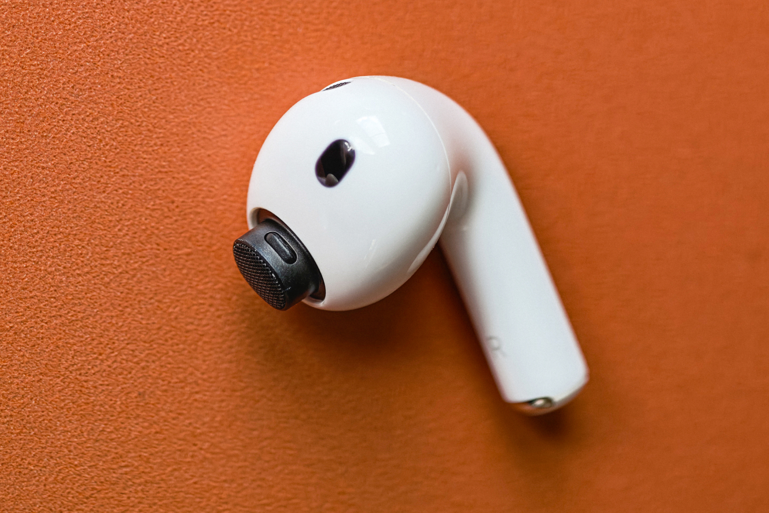 Это настоящий наушник AirPods Pro 3 — если снять резинку, на «носике» динамика можно увидеть две подвижные защелки на пружинках, черная сетка выступает вперед черной пластиковой рамки