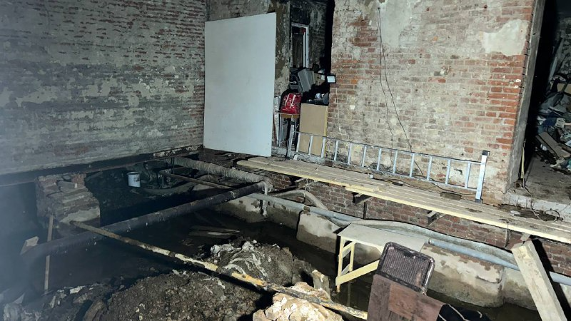 подвал в воде, подвал до чистки, ломаем пол чтобы построить новый