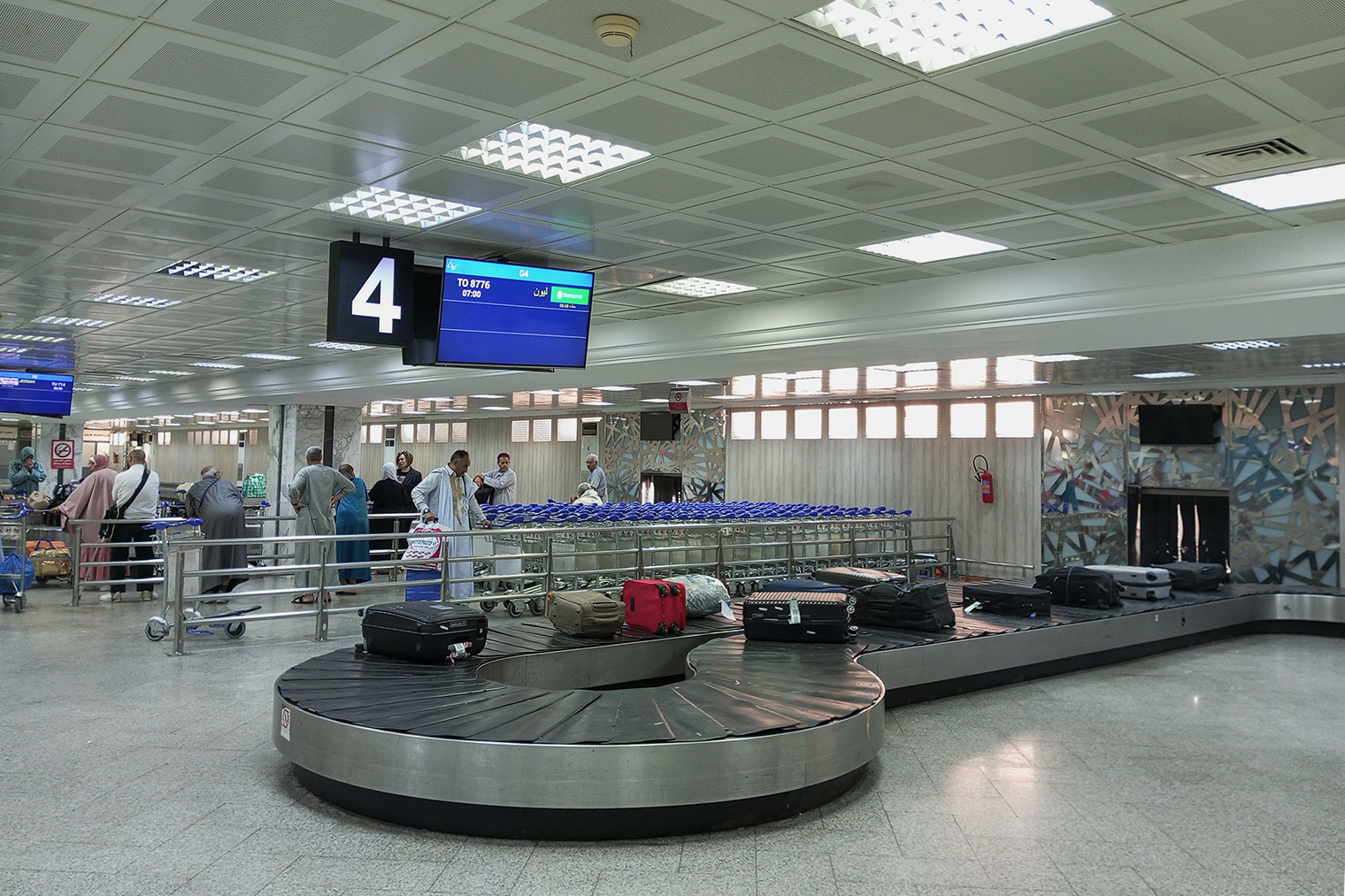 Лента с прилетевшим багажом в аэропорту Туниса. Иногда чемоданы выезжают через 40⁠—⁠60 минут после того, как пассажиры подходят к ленте. Так у меня было в Тунисе и Каире