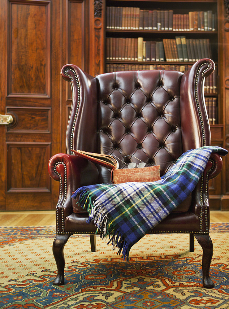 «Шотландка» хорошо подходит для кабинета, который обычно наполнен строгостью и старинными предметами. Фотография: SergeBertasius­Photography / Shutterstock