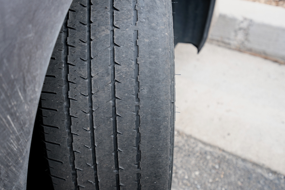 Вероятно, неравномерный износ шины случился из⁠-⁠за неправильного угла установки колес. Если не отрегулировать схождение и развал на автомобиле, новая шина тоже быстро сотрется. Источник: Steve Heap / Shutterstock