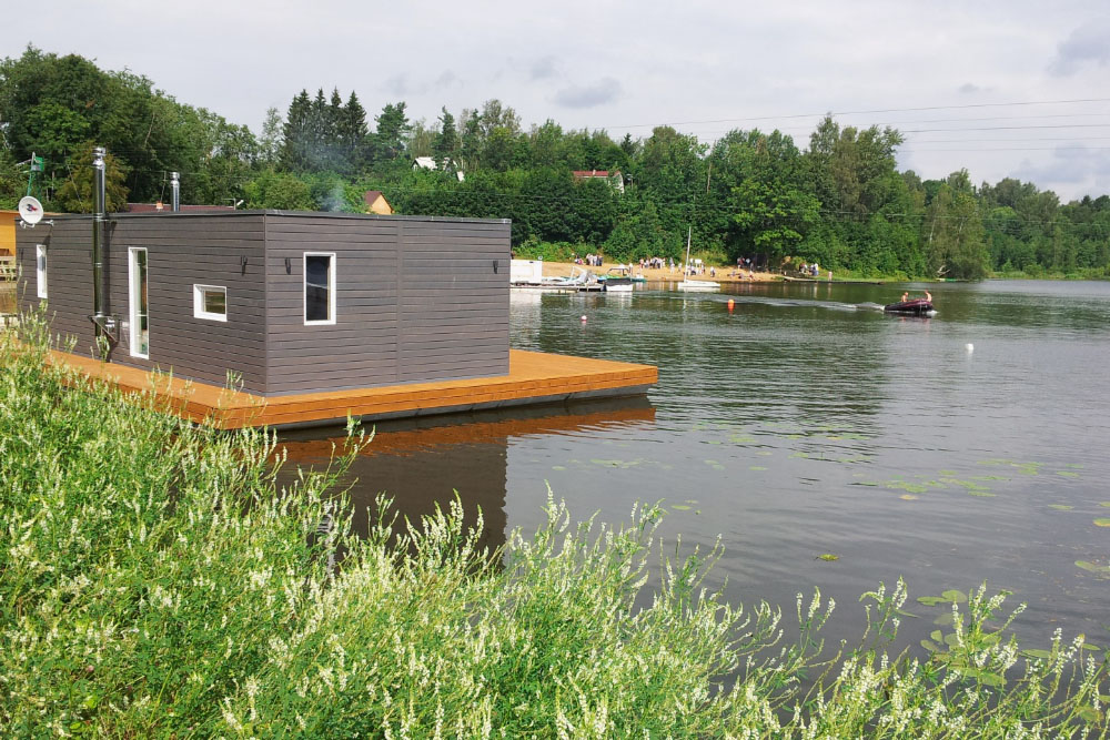 Модульный дом может быть плавающим. На базе отдыха на озере Хепоярви в Ленинградской области модульные дома и бани установлены на бетонные понтоны. Источник: ad-m.info