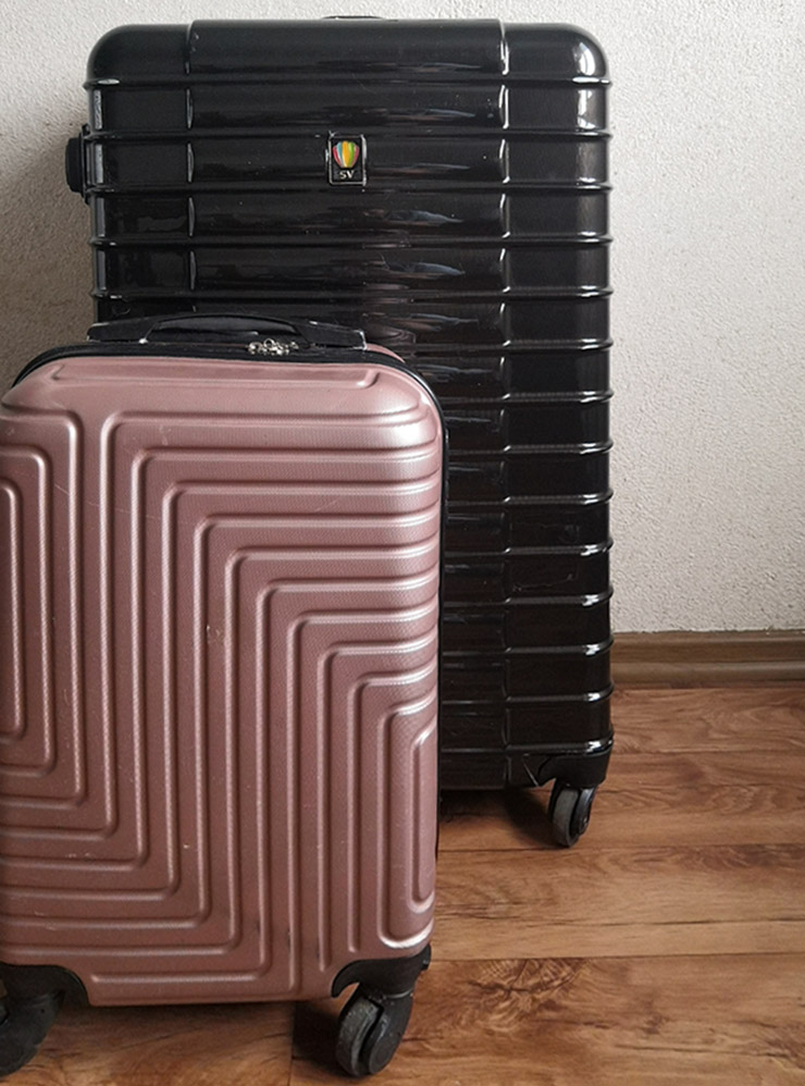 Два чемодана, с которыми вернулась домой. Розовый купила перед вылетом