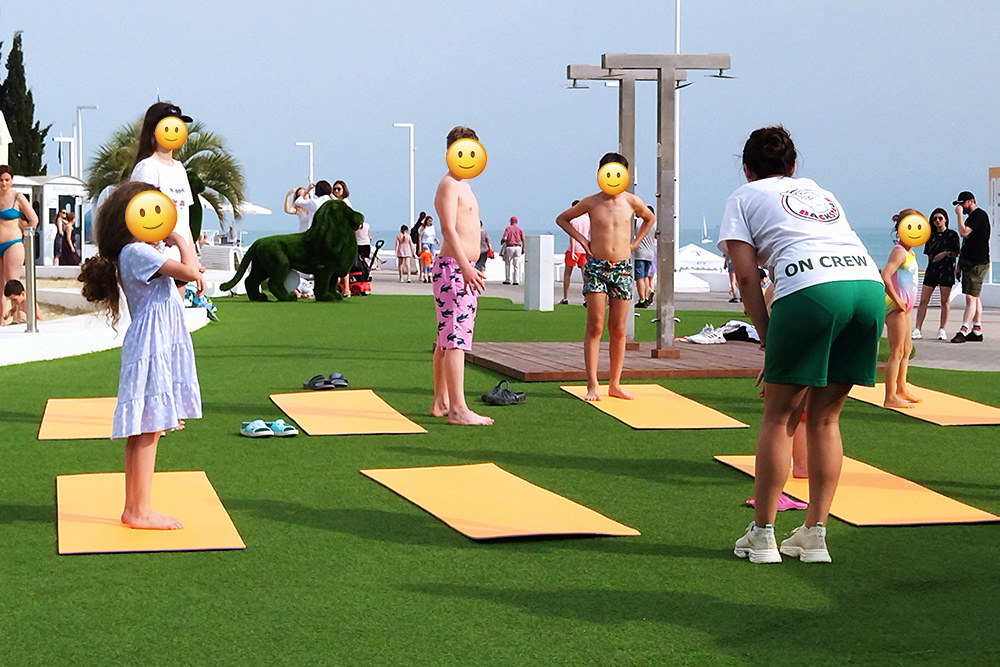 Летом на пляже «Маяк» проводят бесплатные занятия по йоге и танцам