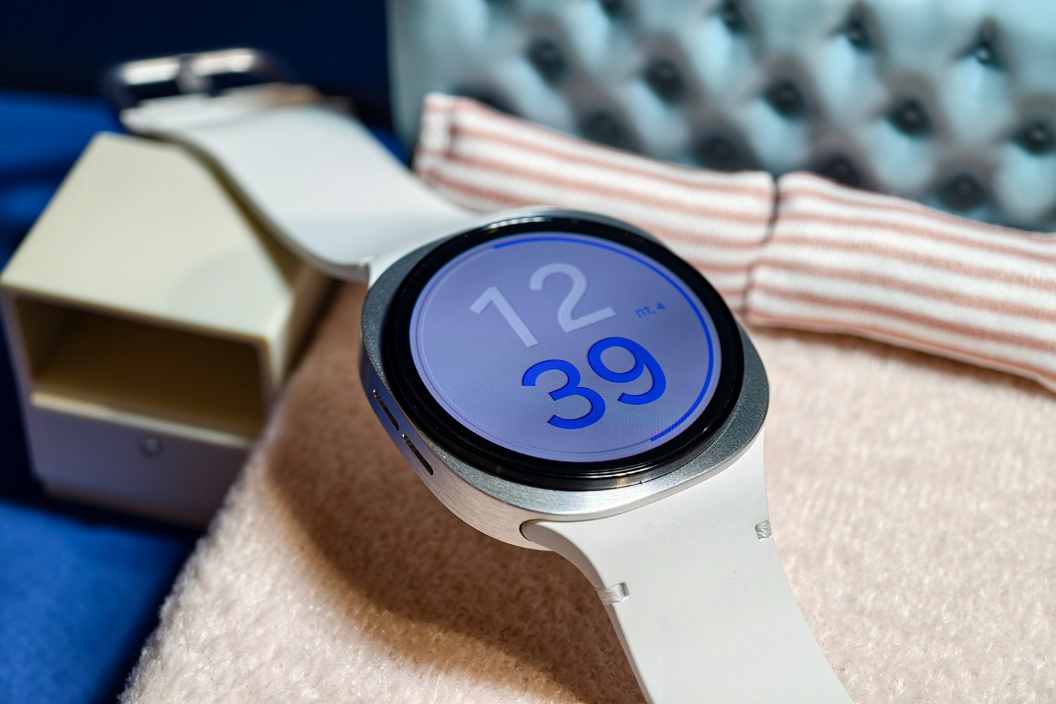 Watch 8 по форме похожи на Galaxy Watch Ultra: круглый циферблат вписан в прямоугольный корпус