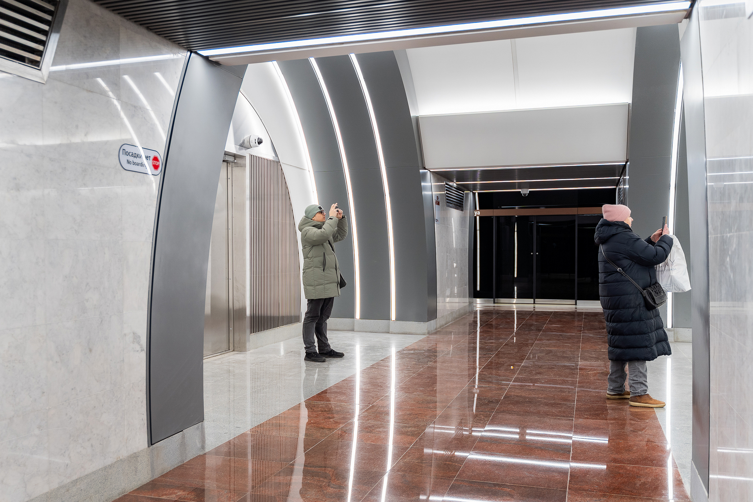 Больше всего внимания горожан привлекли арки, придающие станции футуристический вид