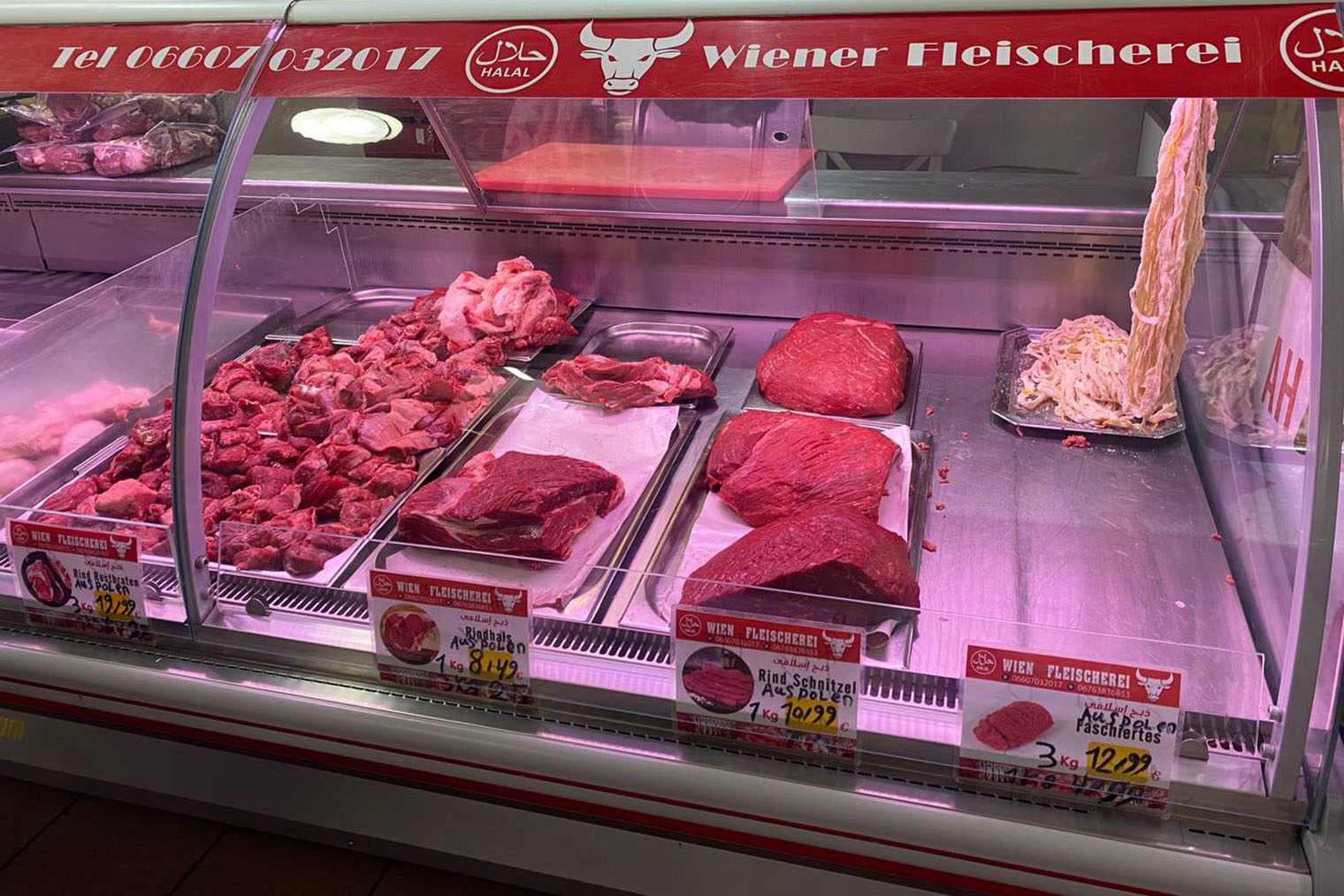 Так выглядит витрина с мясом на рынке. Говяжий шницель обойдется в 10,99 € за кг. В магазине он стоит 10,69 € за упаковку 630 г. Цена говяжьего фарша на рынке — 4,99 € за кг, а в магазине — 10,98 €