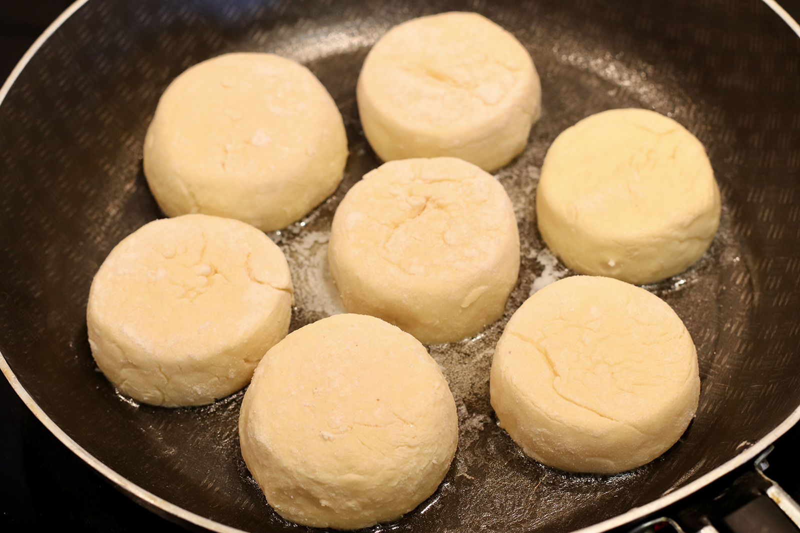 За 2⁠—⁠3 минуты до готовности можно убавить огонь до минимума и накрыть сковороду крышкой, чтобы сырники лучше пропеклись внутри