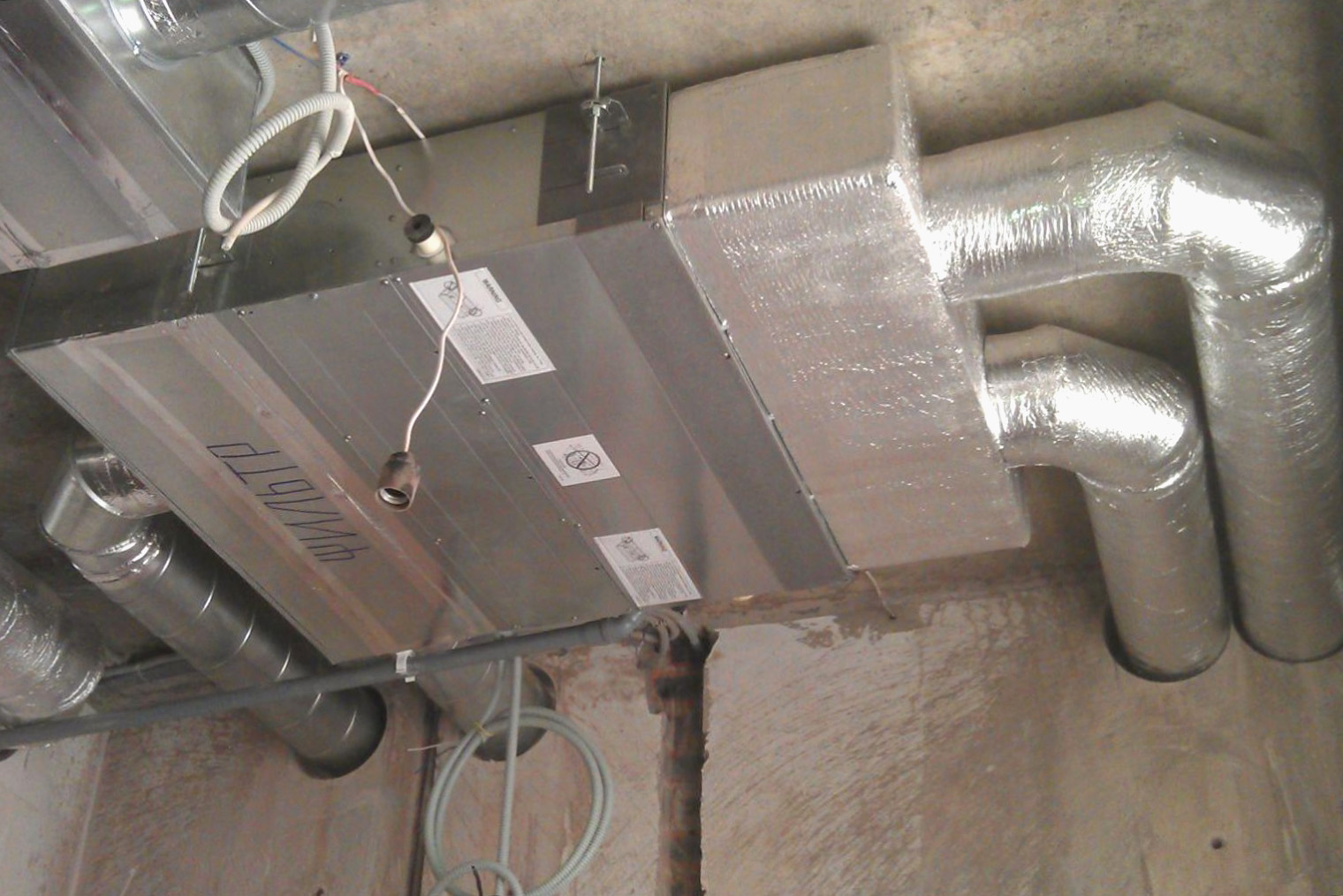 Смонтированная приточно-вытяжная установка. За счет компактных размеров она отлично подходит для квартир. Разместить ее можно, например, на лоджии. © promklimat.ru