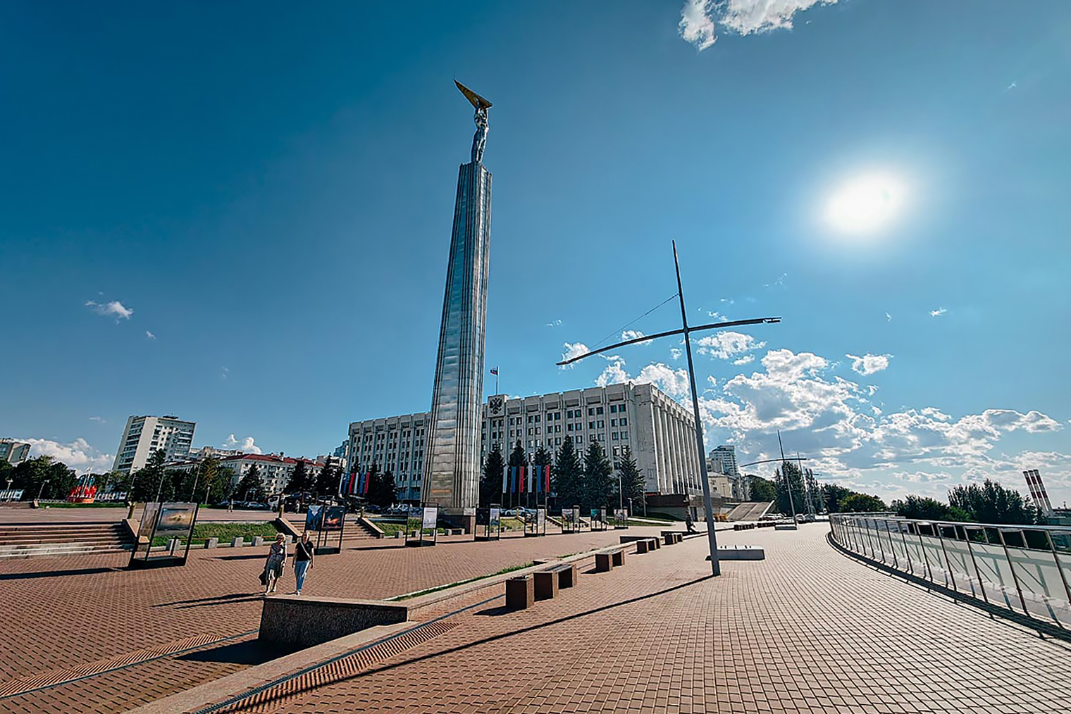 Монумент Славы посвящен рабочим авиационной промышленности города в годы ВОВ, расположен на одноименной площади