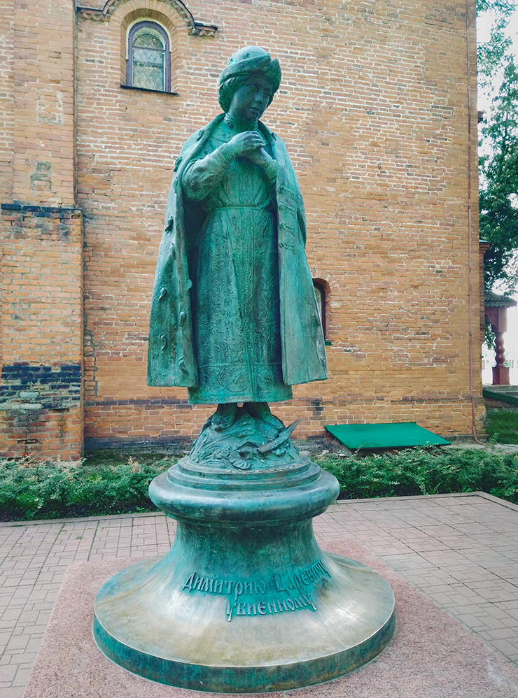 Скульптура царевича Димитрия рядом с храмом