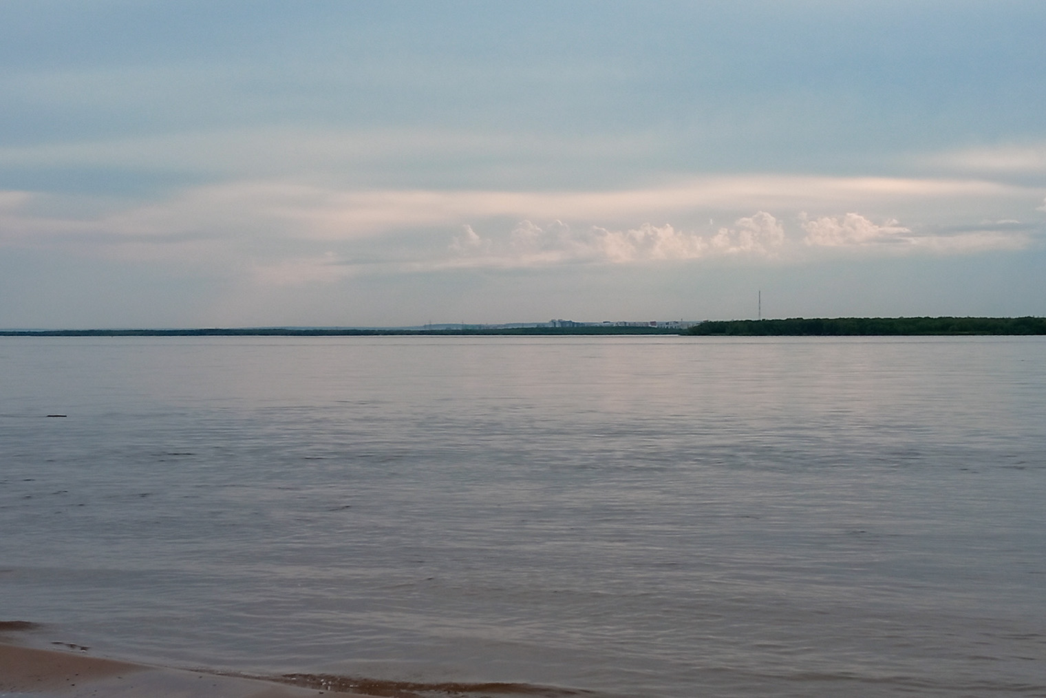 Вид с острова Пономарев на Лену — и это даже не середина реки. Вдалеке виден город