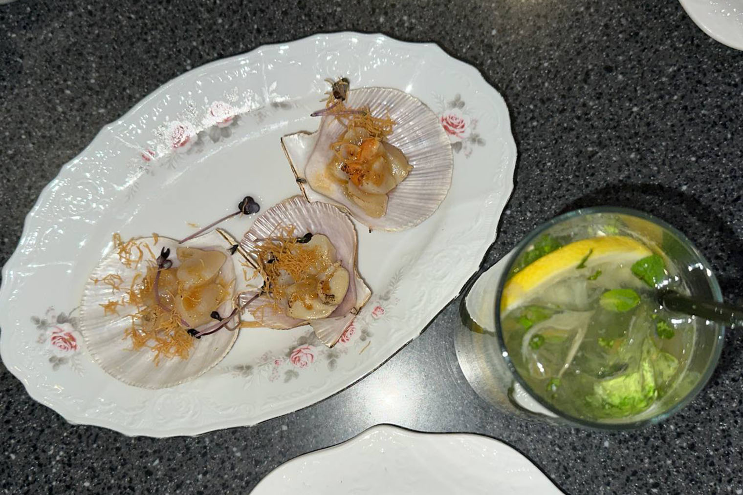 Посуда и подача в «Честной рыбе» красивые. Счет за ужин — 1570 ₽ за три блюда и напиток