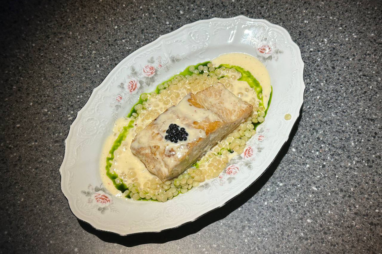 Посуда и подача в «Честной рыбе» красивые. Счет за ужин — 1570 ₽ за три блюда и напиток
