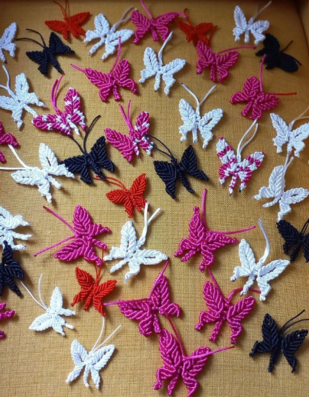 Из тени в свет перелетая… Эти бабочки сделаны руками нашего волонтёра. Бабочка — символ хосписной помощи: это и душа, и хрупкость человеческой жизни, и надежда на вечную жизнь.