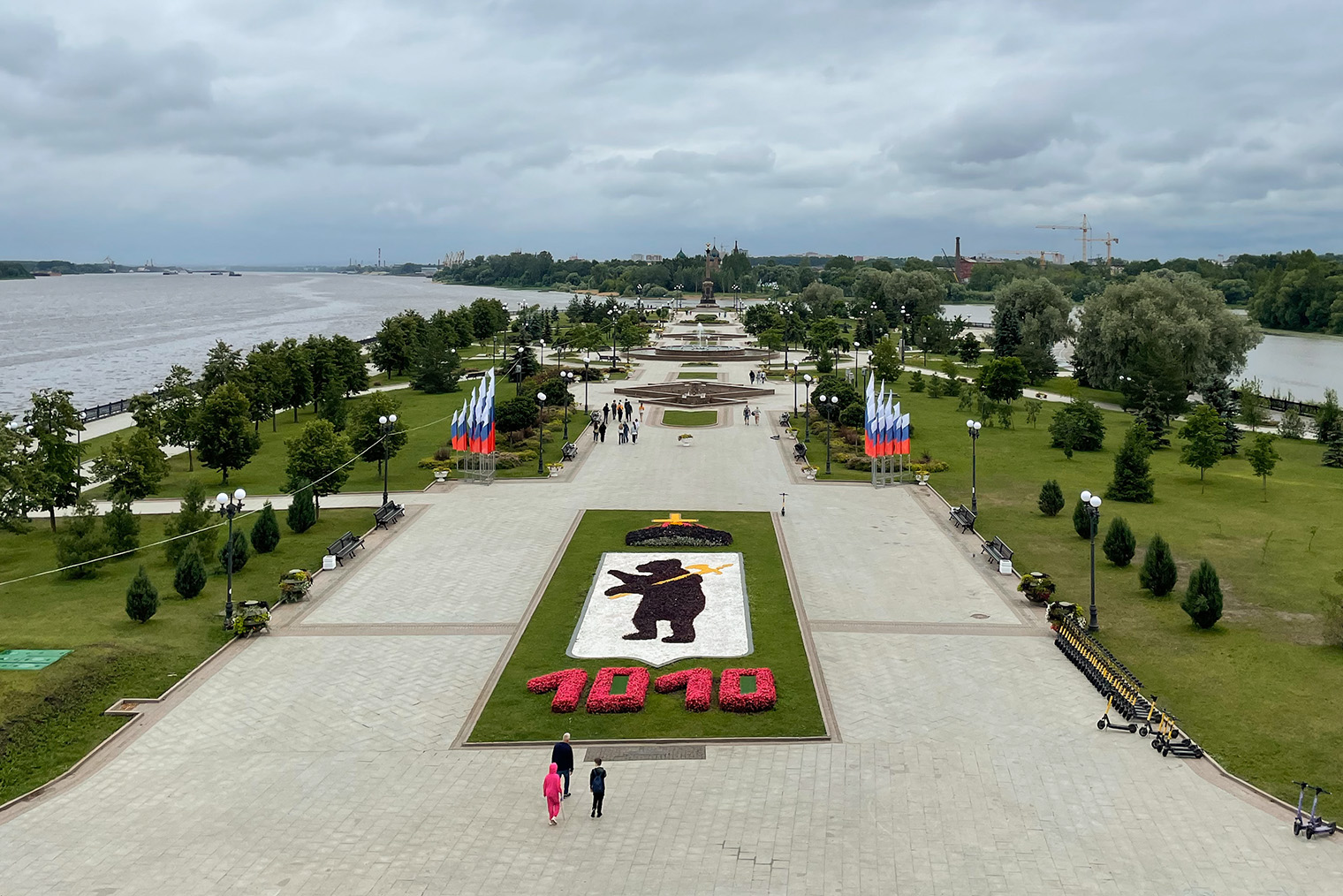 Вид на Стрелку и парк со смотровой площадки. Фотография: Мария Рудницкая