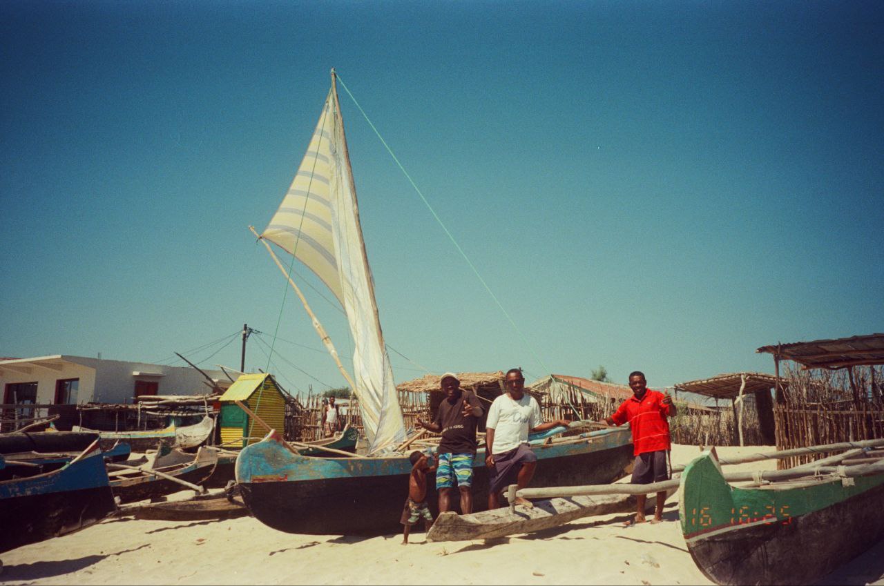Рыбаки в деревне Анакао на юго-западе Мадагаскара. Мы покупали у них свежевыловленных лангустинов, кальмаров и рыбу, а ещё они возили нас снорклить до соседнего маленького острова Нуси-Ве