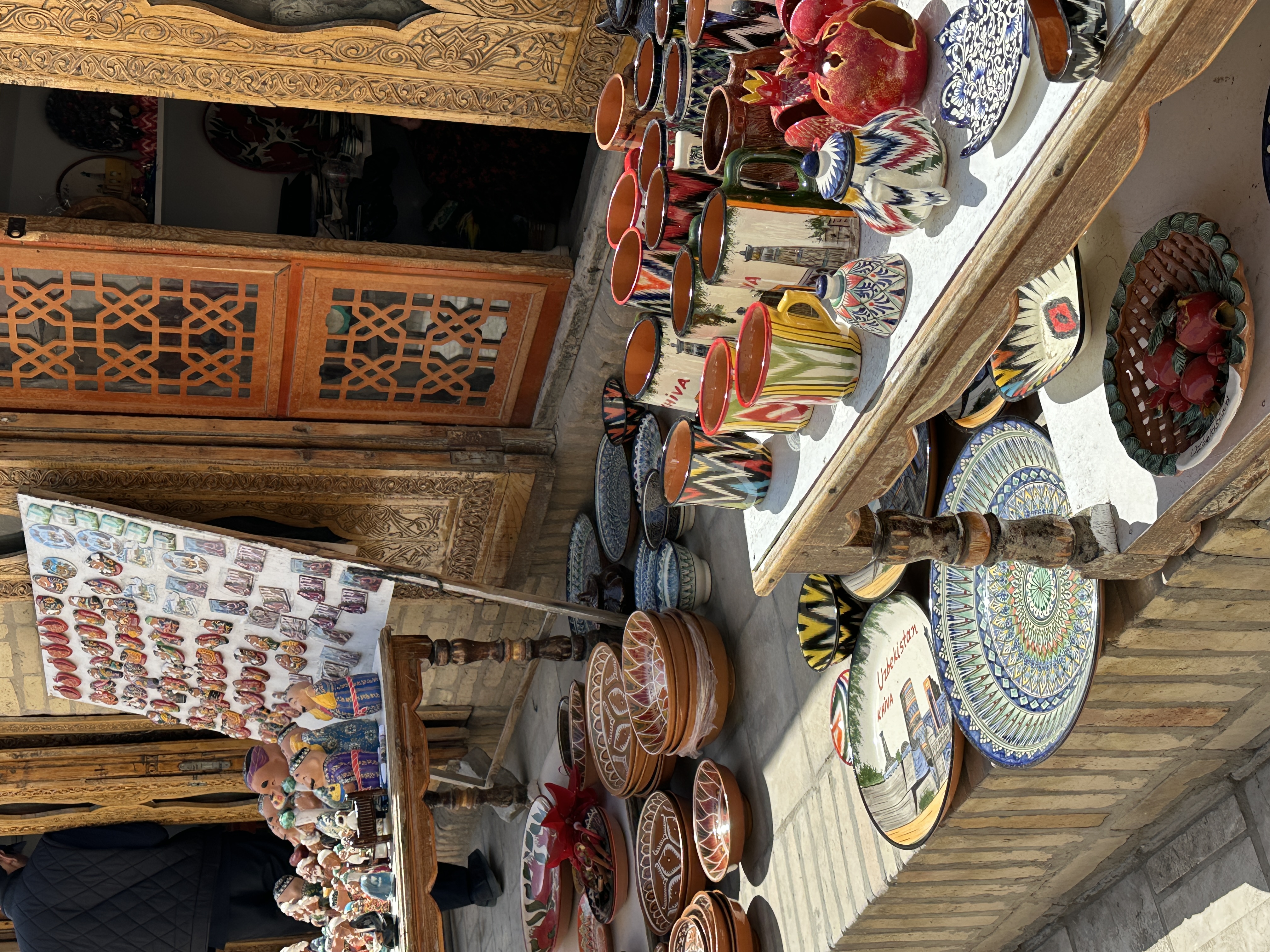 Торговля керамикой на улицах Хивы