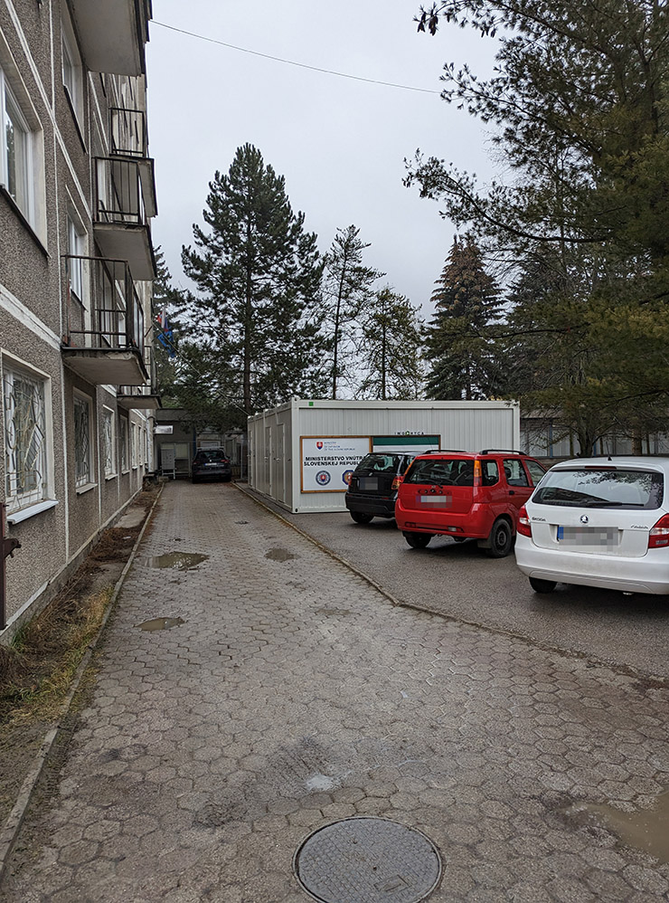 Так выглядит вход в отделение полиции Словакии в Ружомбероке. Больше похоже на жилой дом, чем на здание полиции