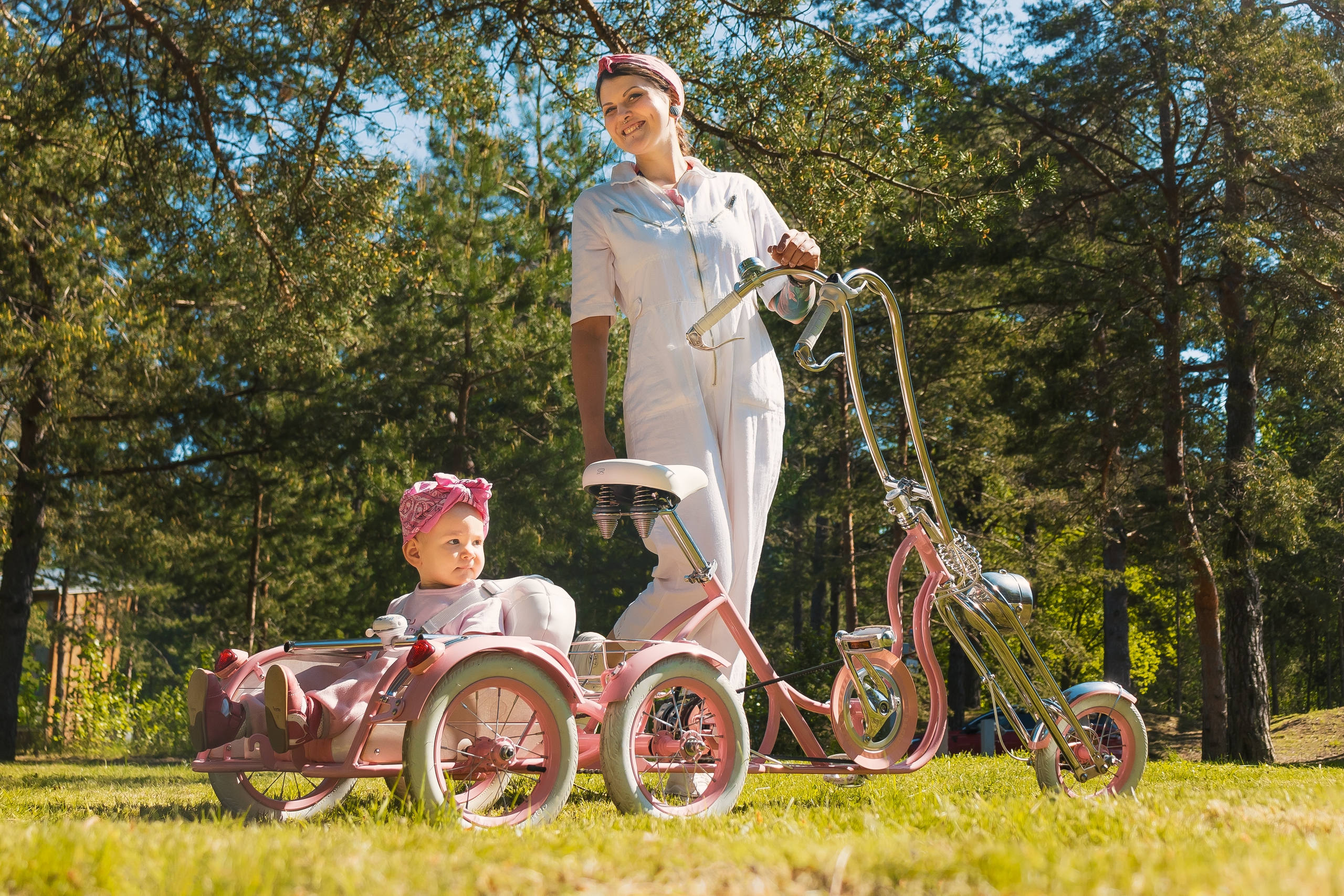 Супруга с дочкой на велосипеде «Lady Wagon»