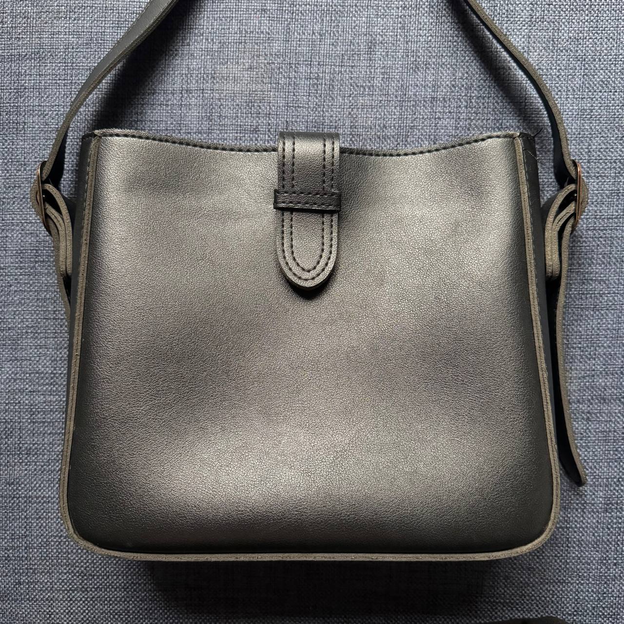 Моя сумка, ей пару лет. Размер и качество сумки меня устраивает, поэтому о замене пока не задумываюсь